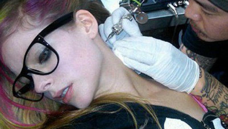 FOTO! Vezi noul tatuaj al lui Avril Lavigne!