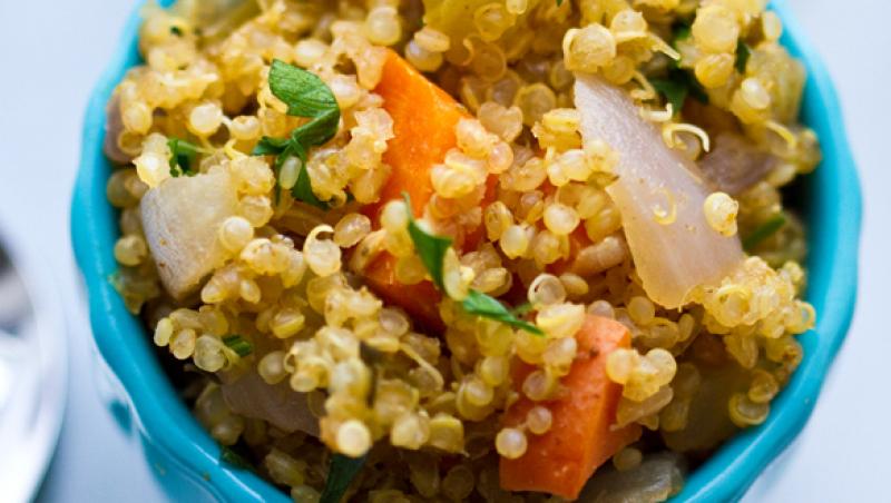Reteta de post: Pilaf cu quinoa, morcovi si rosii