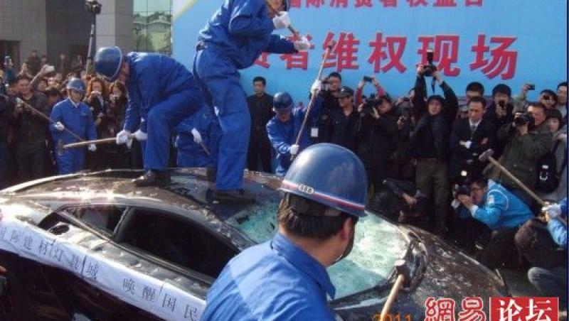 GALERIE FOTO! China: Lamborghini Gallardo distrus cu ciocanele!