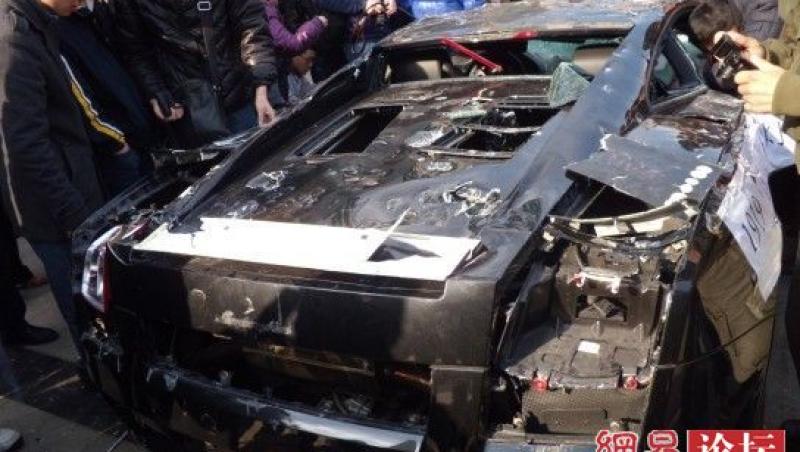 GALERIE FOTO! China: Lamborghini Gallardo distrus cu ciocanele!