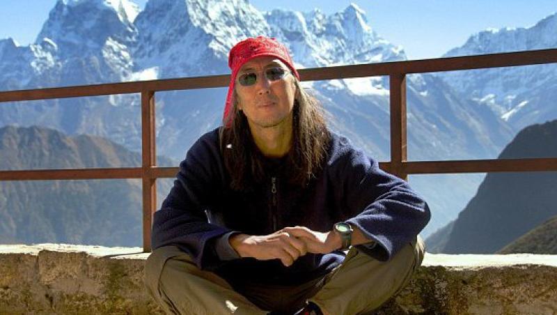 Minunile naturii: un nor psihedelic deasupra varfului Everest
