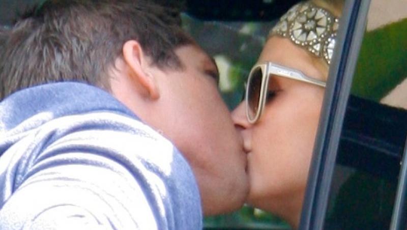 FOTO! Uite cu ce pofta saruta Paris Hilton!