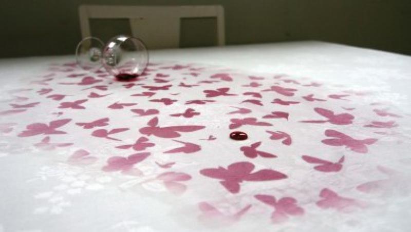 FOTO! Underfull - fata de masa care transforma petele in poezie