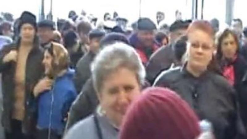 VIDEO! Sute de oameni s-au calcat in picioare pentru a cumpara zahar la un pret mai mic