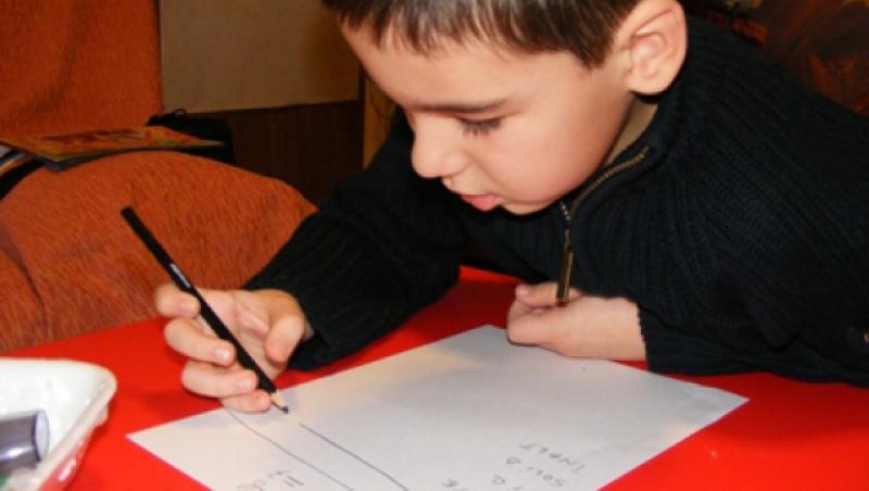 Bogdan, copilul care rezolva probleme la matematica, dar nu stie sa se incalte singur