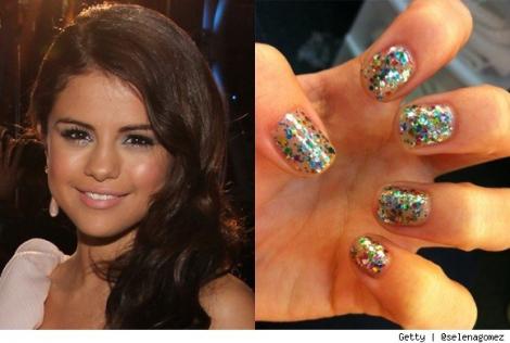 Cool! Selena Gomez, manichiura in mii de culori!
