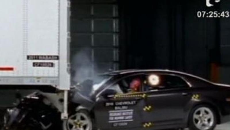 VIDEO! Vezi cat de periculoasa este tamponarea camioanelor din spate!