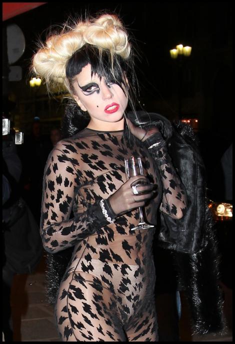 VIDEO! Lady Gaga isi pierde parul de la prea mult vopsit