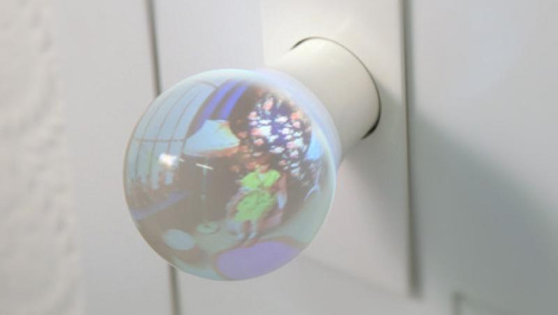 O camera intr-un glob de sticla - manerele ce reflecta ce e dincolo de usa