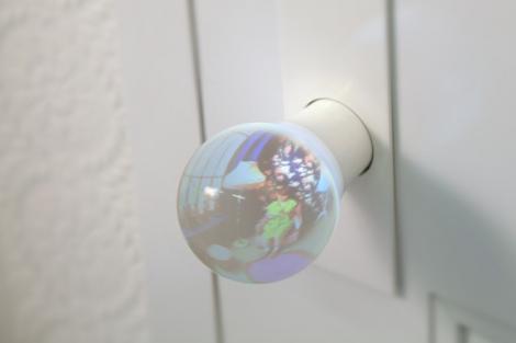 O camera intr-un glob de sticla - manerele ce reflecta ce e dincolo de usa