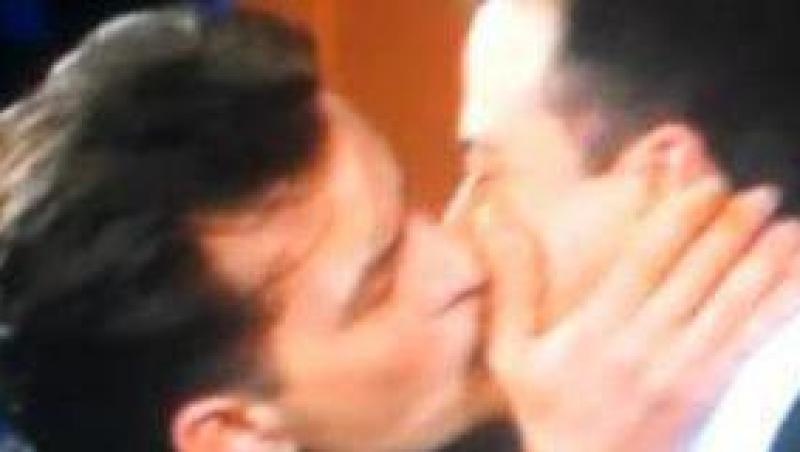VIDEO! Charlie Sheen s-a sarutat cu un barbat!