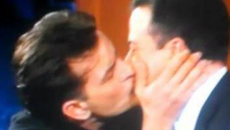 VIDEO! Charlie Sheen s-a sarutat cu un barbat!