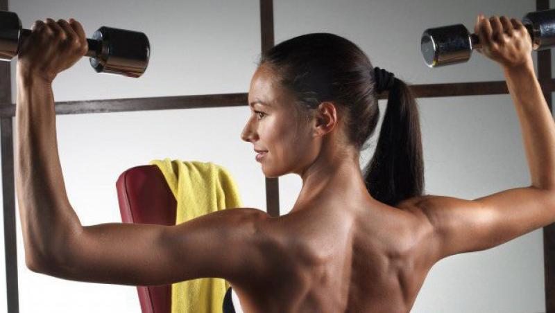 Fitness cu greutati pentru elasticitatea muschilor pectorali