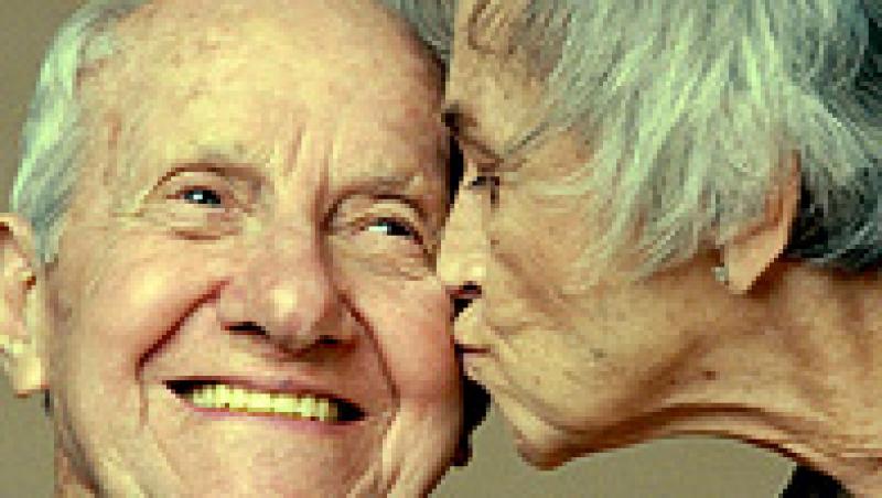 O femeie de 92 de ani si-a impuscat vecinul pentru ca nu a sarutat-o
