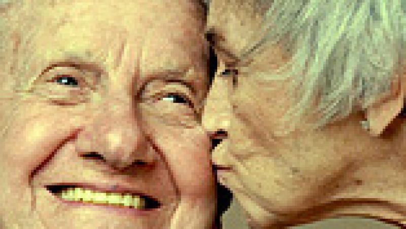 O femeie de 92 de ani si-a impuscat vecinul pentru ca nu a sarutat-o