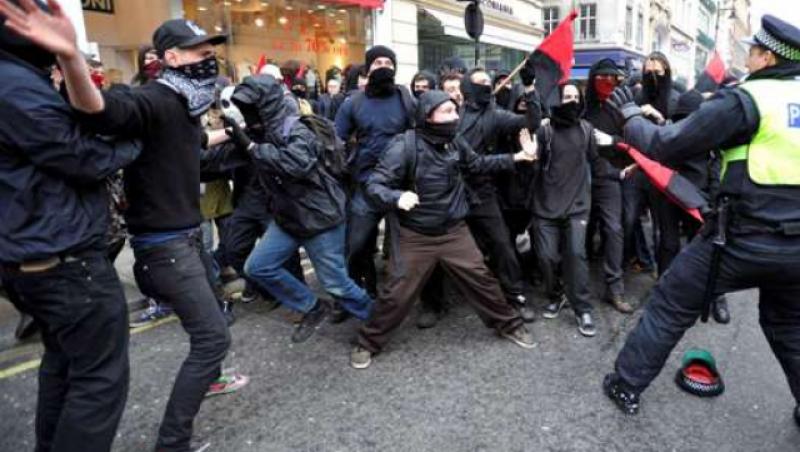 Proteste violente anti-austeritate la Londra: peste 500.000 de oameni in stada!