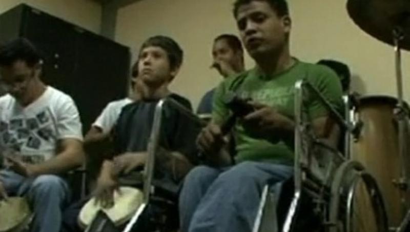 VIDEO! Mai multi tineri din Venezuela canta fara sa poata auzi