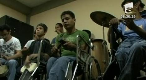 VIDEO! Mai multi tineri din Venezuela canta fara sa poata auzi