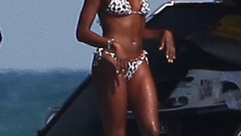 FOTO! Naomi Campbell, in costum de baie la 40 de ani!