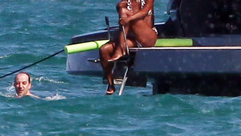 FOTO! Naomi Campbell, in costum de baie la 40 de ani!