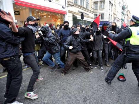 Londra: 200 de arestari si 66 de raniti in urma protestelor violente