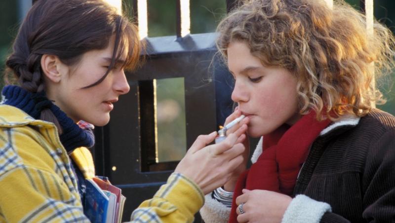 Studiu: Fumatul la varste fragede, strans legat de tentatia consumului de droguri
