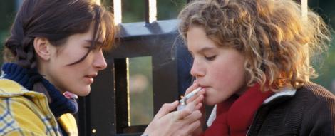 Studiu: Fumatul la varste fragede, strans legat de tentatia consumului de droguri