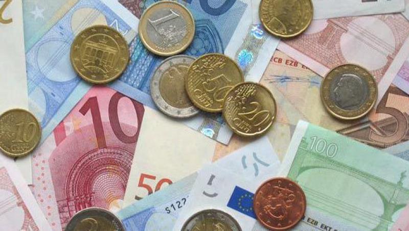 Leul se depreciaza in raport cu euro si dolarul