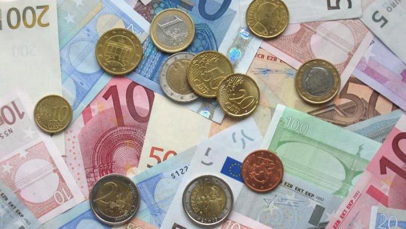Leul se depreciaza in raport cu euro si dolarul