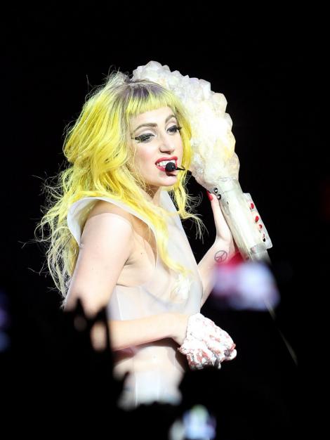 De ziua ei, Lady Gaga a primit o papusa gonflabila si a cantat cu mariachi