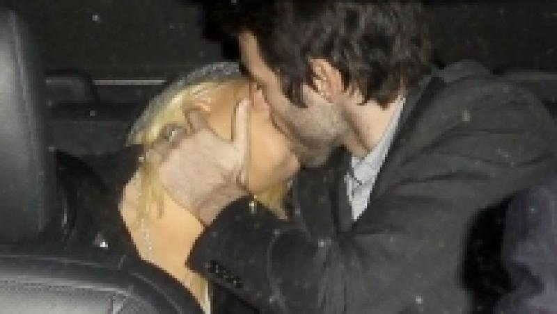 FOTO! Uite cum saruta Christina Aguilera!