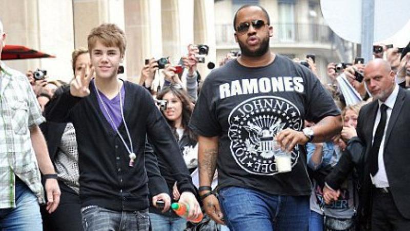 FOTO! Biebermania: Fanele din Franta, impresionate pana la lacrimi