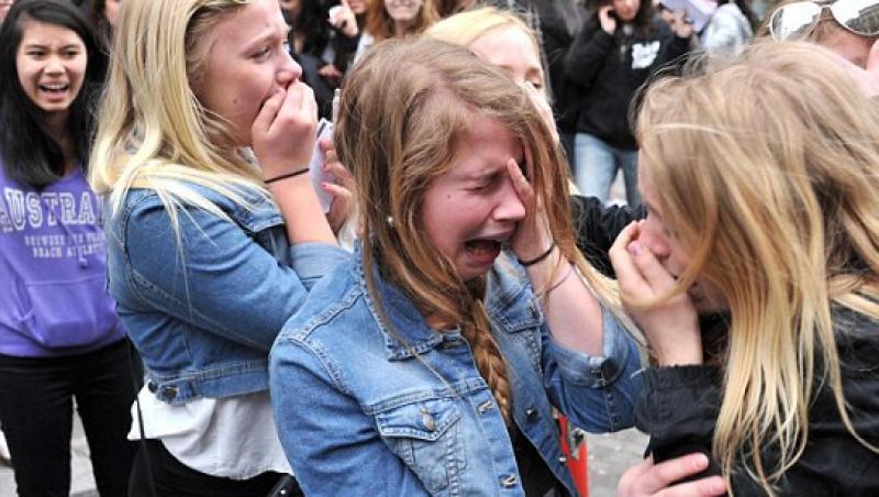 FOTO! Biebermania: Fanele din Franta, impresionate pana la lacrimi