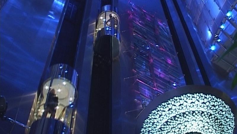 FOTO & VIDEO! Catalin Botezatu, prezentare de moda in lifturile din Dubai
