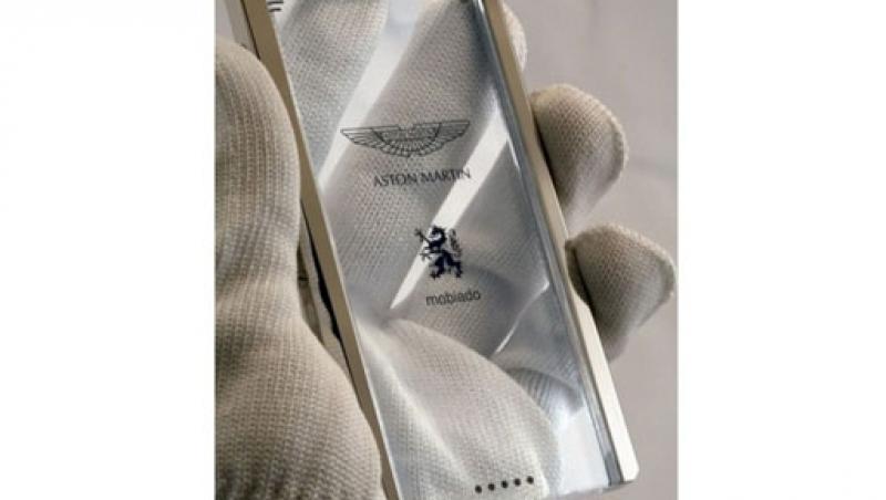 Aston/Mobiado: O bijuterie de telefon transparent!