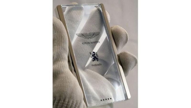 Aston/Mobiado: O bijuterie de telefon transparent!