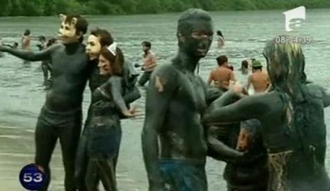 VIDEO! Distractie "la negru". Carnavalul namolului din Brazilia