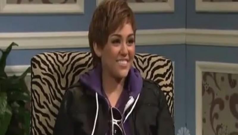Miley Cyrus il parodiaza pe Justin Bieber la Saturday Night Live