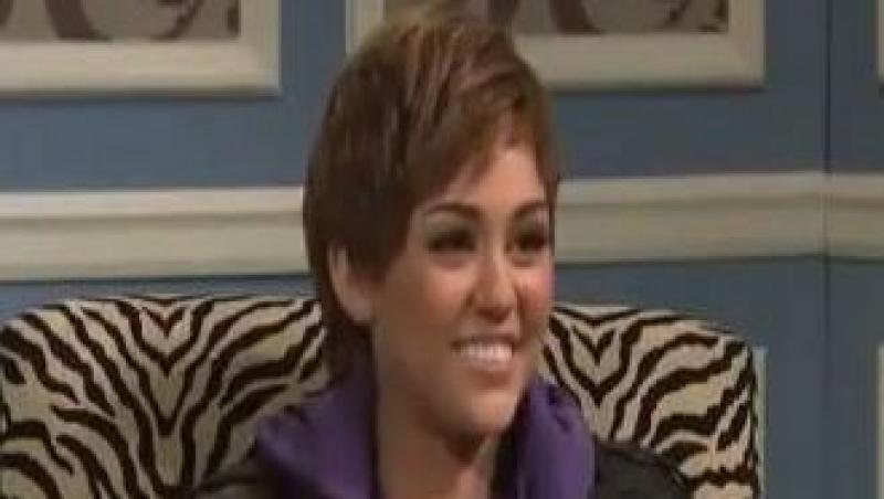 Miley Cyrus il parodiaza pe Justin Bieber la Saturday Night Live