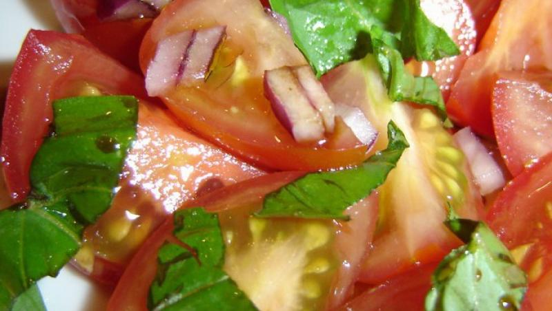 Reteta de post a zilei: salata mediteraneeana de rosii