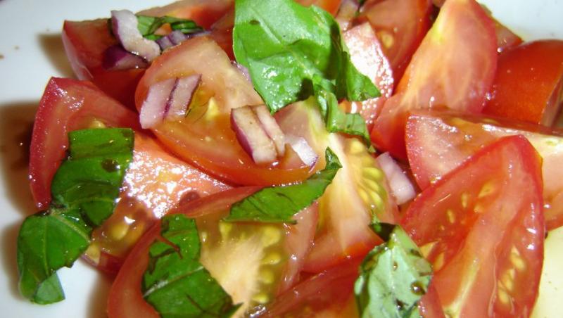 Reteta de post a zilei: salata mediteraneeana de rosii
