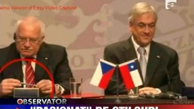 VIDEO! Presedintele ceh fura un stilou in timpul unei conferinte de presa
