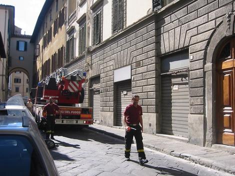 Italia: Un roman l-a scos din flacari pe un italian care a vrut sa se sinucida