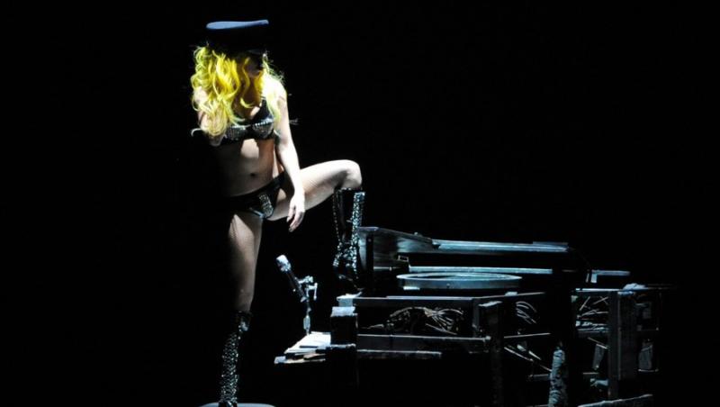 VIDEO! Lady Gaga a cazut pe scena!