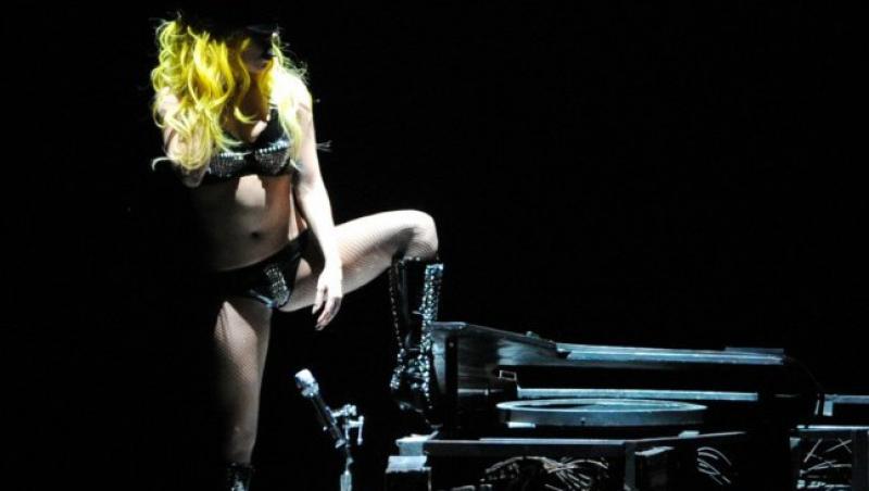 VIDEO! Lady Gaga a cazut pe scena!