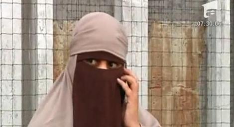 Franta a interzis femeilor musulmane sa mai poarte "burkha"
