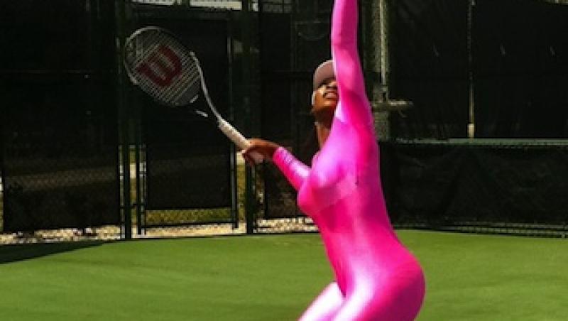 FOTO! Serena Williams joaca tenis in costumul panterei roz