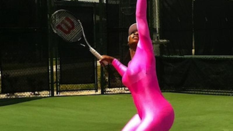FOTO! Serena Williams joaca tenis in costumul panterei roz