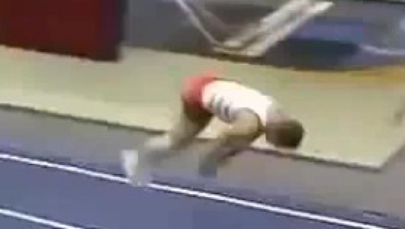 VIDEO! Un fost gimnast polonez sfideaza legea gravitatiei: a executat 13 rotiri in aer!