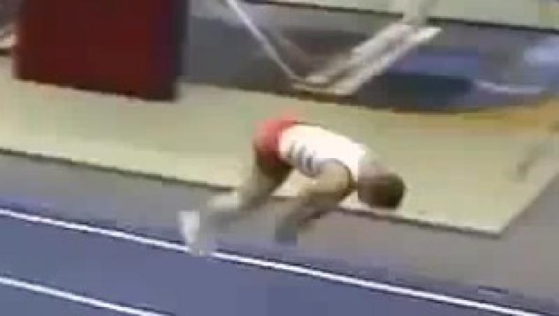 VIDEO! Un fost gimnast polonez sfideaza legea gravitatiei: a executat 13 rotiri in aer!